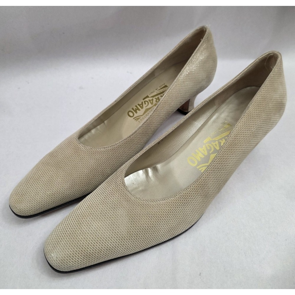 Salvatore Ferragamo (Sz 8 2A) Pumps Cream Shoes Heels. Narrow